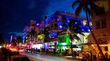 Gebäude auf dem Ocean Drive werden bunt angeleuchtet