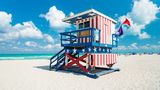 Eine Rettungsschwimmer-Hütte am South Beach in dn Farben der US-amerikanischen Flagge