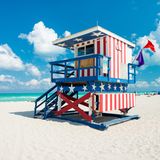 Eine Rettungsschwimmer-Hütte am South Beach in dn Farben der US-amerikanischen Flagge