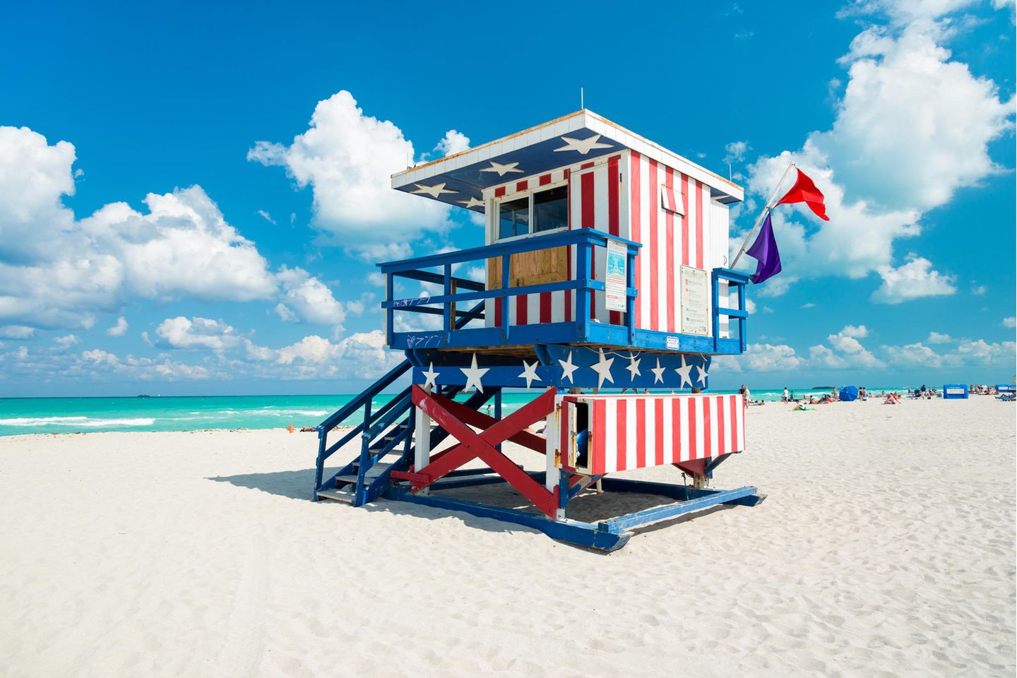 Sonne, Spiel und Sport am South Beach Eine Rettungsschwimmer-Hütte am South Beach in dn Farben der US-amerikanischen Flagge