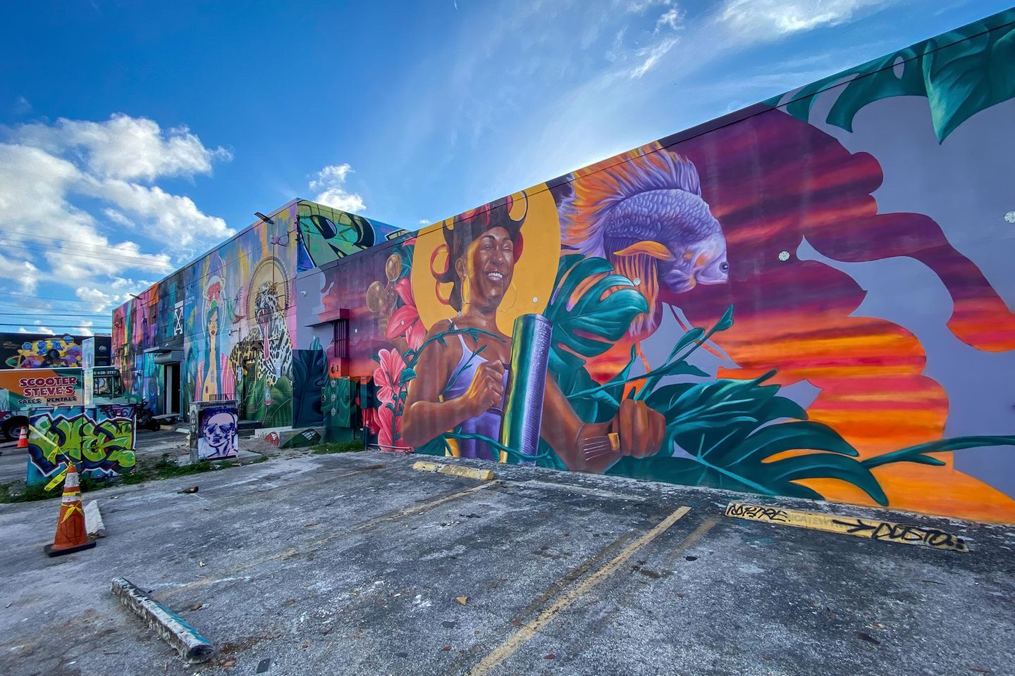Graffiti und Kunstgalerien entdecken Eine künstlerisch gestaltete, bunte Wand im Stadtteil Wynwood