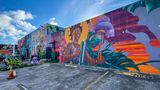 Eine künstlerisch gestaltete, bunte Wand im Stadtteil Wynwood