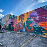 Eine künstlerisch gestaltete, bunte Wand im Stadtteil Wynwood