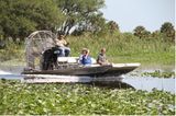 Ein Boot mit einem großen Propeller fährt durch die Mangrovenwälder