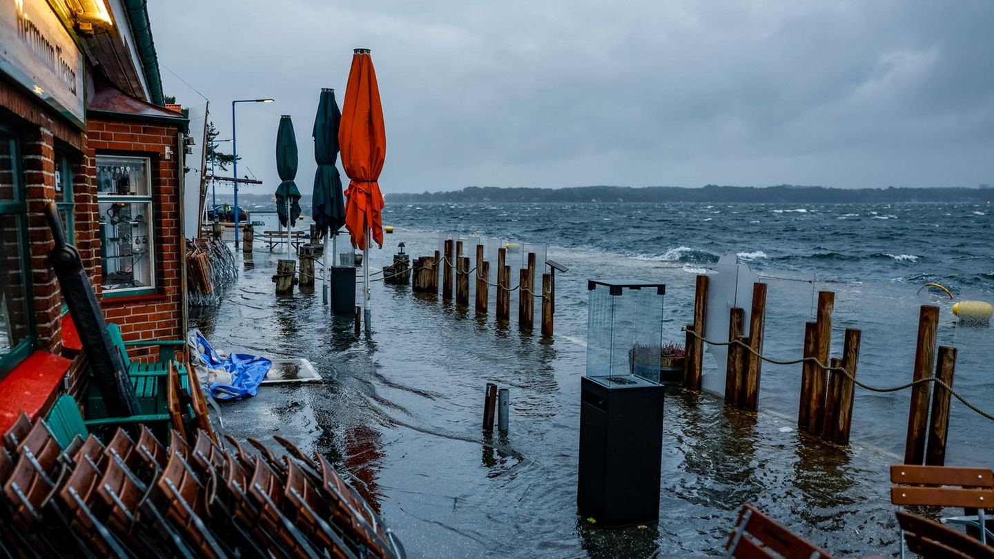 Erste Uferbereiche überschwemmt: Ostseeküste Bereitet Sich Auf ...