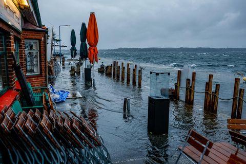 Der Tiessenkai im Kieler Stadtteil Holtenau ist vollständig von der Ostsee überflutet. In der Kieler und Lübecker Bucht wird nach der Vorhersage des Bundesamtes für Seeschifffahrt und Hydrographie eine schwere Sturmflut erwartet