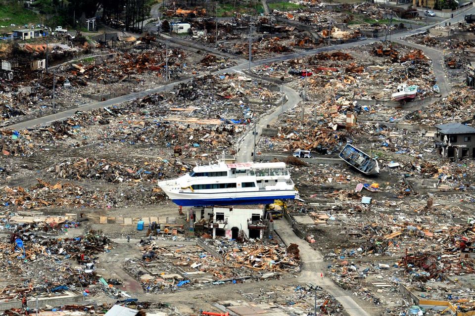 Gestrandetes Boot nach dem Tsunami an Japans Ostküste