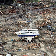 Gestrandetes Boot nach dem Tsunami an Japans Ostküste