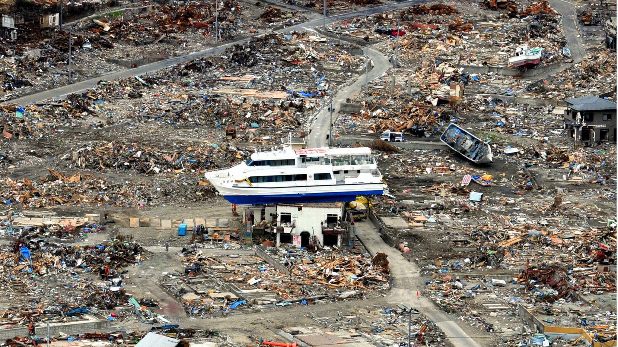 Gestrandetes Boot nach dem Tsunami an Japans Ostküste