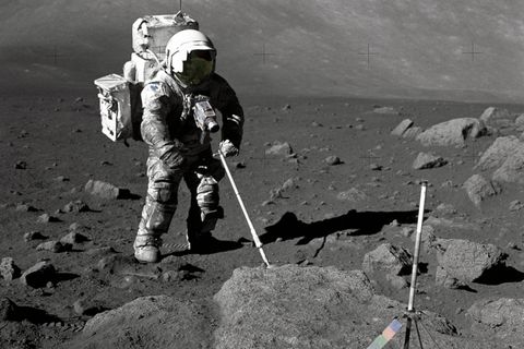Mit einer Schaufel entnimmt Apollo-17-Astronaut Harrison Schmitt Mondproben