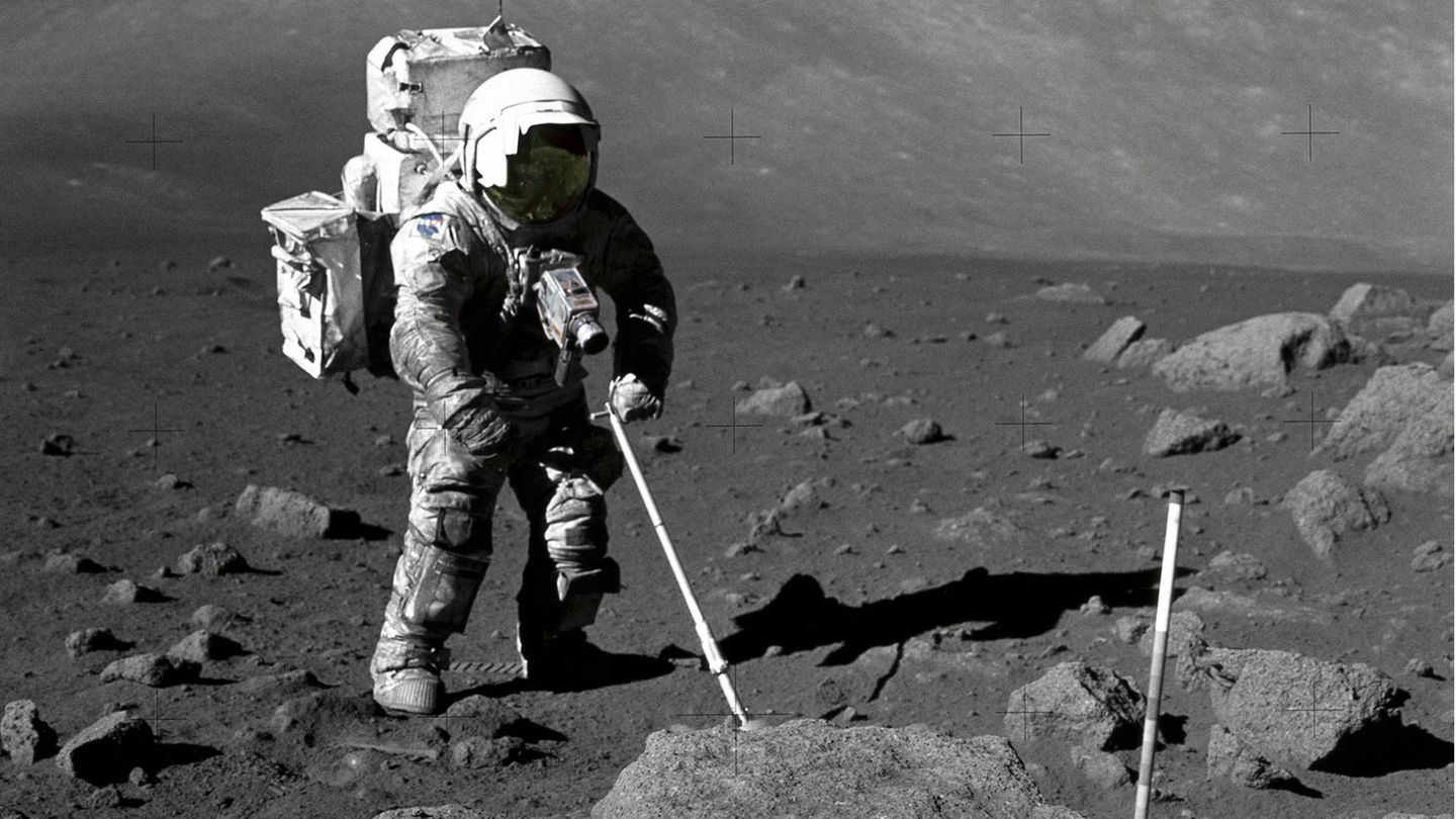 Mit einer Schaufel entnimmt Apollo-17-Astronaut Harrison Schmitt Mondproben
