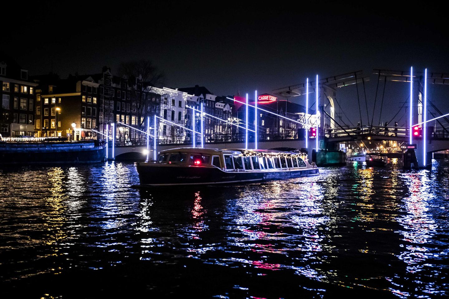 Barkasse im Amsterdam bei Nacht