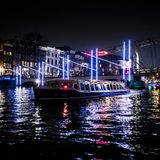 Barkasse im Amsterdam bei Nacht