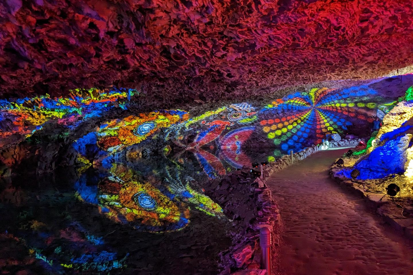 Echt gruselig: Lichterfest in der Harzer Barbarossahöhle Die Barbarossahöhle während des World of Lights-Lichtfestival