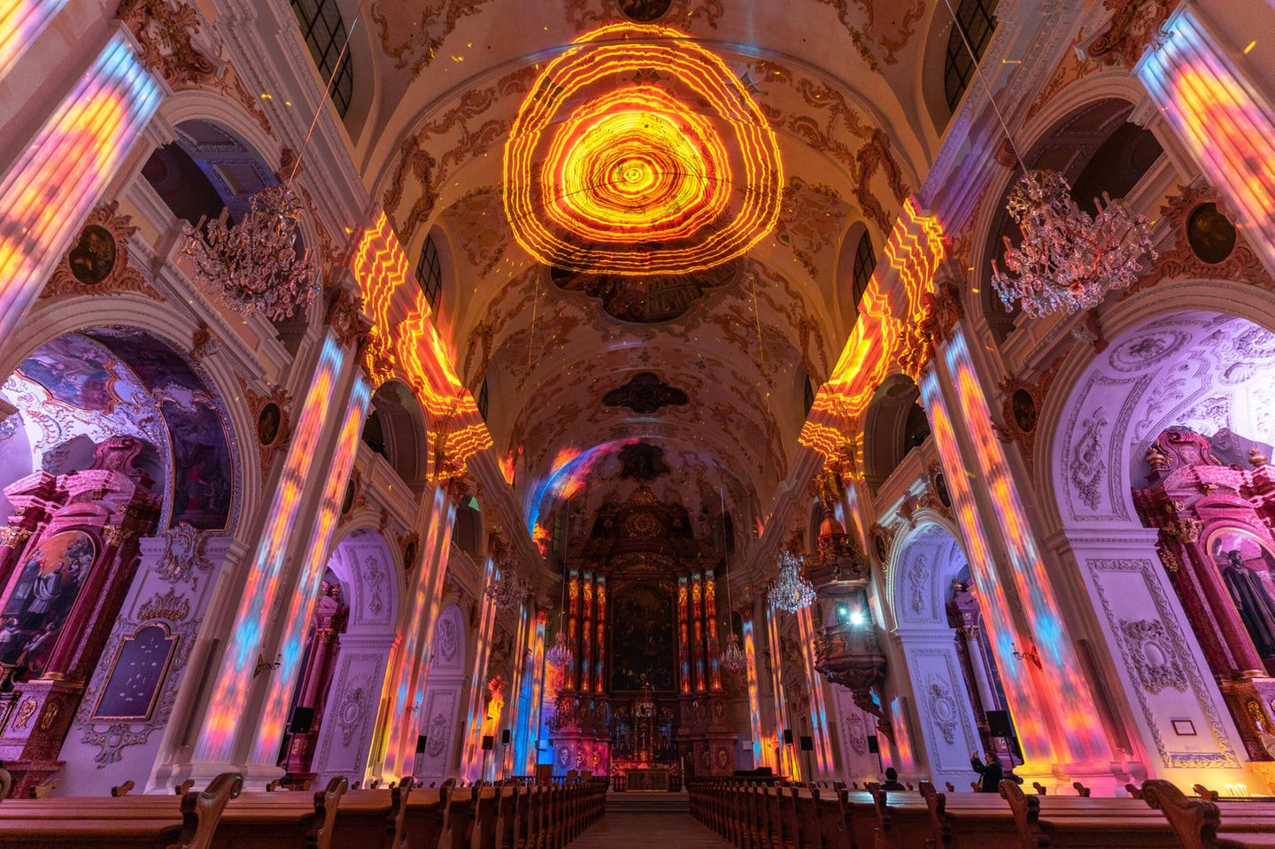 Kircheninneres in Luzern mit buntem Licht beleuchtet