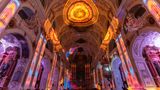 Kircheninneres in Luzern mit buntem Licht beleuchtet