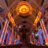 Kircheninneres in Luzern mit buntem Licht beleuchtet
