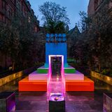 Durham an der Grenze zu Schottland ist nicht gerade verwöhnt. Die Stadt am Fluss Wear ist berühmt dafür, dass es hier fast jeden Tag regnet. Und für ihre Kathedrale, in der viele Harry-Potter-Film-Szenen gedreht wurden. Für Lichtkunst-Fans ist das dreitägige Lumiere-Festival in der kleinen Stadt allerdings inzwischen ein Must-See. Zum Festival strahlen insgesamt 40 Lichtarbeiten überall in der Stadt: Fischernetze glitzern vor einem Bootclub, die Sound-Licht-Simulation eines Schwarzen Lochs beamt an den Rand des Universums, Parkbänke leuchten am Flussufer, ein Neonbuchstabensalat hängt unter der Brücke. Der chinesische Konzeptkünstler Ai Weiwei zeigt seinen überdimensionierten  "Illuminated Bottle Rack“-Kronleuchter, Der mexikanisch-kanadische Elektronikkünstler Rafael Lozano-Hemmer seine "Pulse Technology“: Tausende LEDs werden in der Kathedrale im Takt der Besucherherzen flackern. Das Besondere an dem Festival: Viele der international gefeierten Künstler und Künstlerinnen kommen frühzeitig in die Stadt und beziehen Kinder, Studenten oder auch Strafgefangene in ihr kreatives Feuerwerk mit ein.  Noch bis zum 20. Oktober   