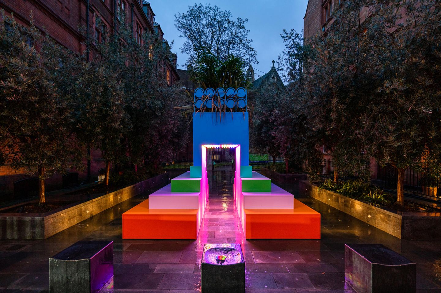 Durham an der Grenze zu Schottland ist nicht gerade verwöhnt. Die Stadt am Fluss Wear ist berühmt dafür, dass es hier fast jeden Tag regnet. Und für ihre Kathedrale, in der viele Harry-Potter-Film-Szenen gedreht wurden. Für Lichtkunst-Fans ist das dreitägige Lumiere-Festival in der kleinen Stadt allerdings inzwischen ein Must-See. Zum Festival strahlen insgesamt 40 Lichtarbeiten überall in der Stadt: Fischernetze glitzern vor einem Bootclub, die Sound-Licht-Simulation eines Schwarzen Lochs beamt an den Rand des Universums, Parkbänke leuchten am Flussufer, ein Neonbuchstabensalat hängt unter der Brücke. Der chinesische Konzeptkünstler Ai Weiwei zeigt seinen überdimensionierten  "Illuminated Bottle Rack“-Kronleuchter, Der mexikanisch-kanadische Elektronikkünstler Rafael Lozano-Hemmer seine "Pulse Technology“: Tausende LEDs werden in der Kathedrale im Takt der Besucherherzen flackern. Das Besondere an dem Festival: Viele der international gefeierten Künstler und Künstlerinnen kommen frühzeitig in die Stadt und beziehen Kinder, Studenten oder auch Strafgefangene in ihr kreatives Feuerwerk mit ein.  Noch bis zum 20. Oktober   