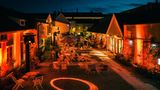 eine Gasse aus schwedischen Holzhäuser mit Holzsstühlen vor der Tür, bei Nacht, rot beleuchtet