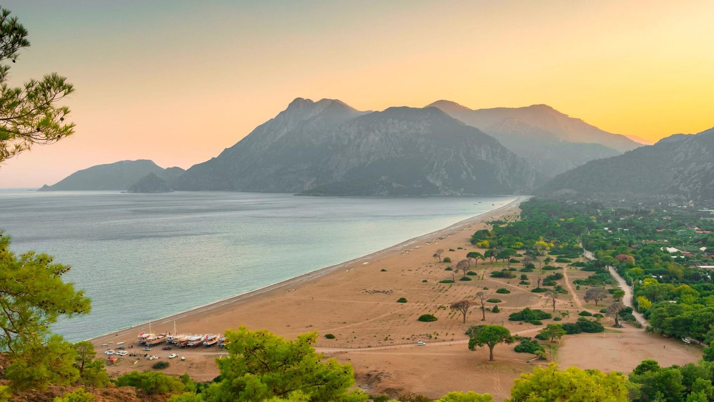 Çıralı Beach – Baden im Naturschutzgebiet Beautiful sunset view of the Cirali Olympos beach at Mediterranean sea, Antalya, Turkey