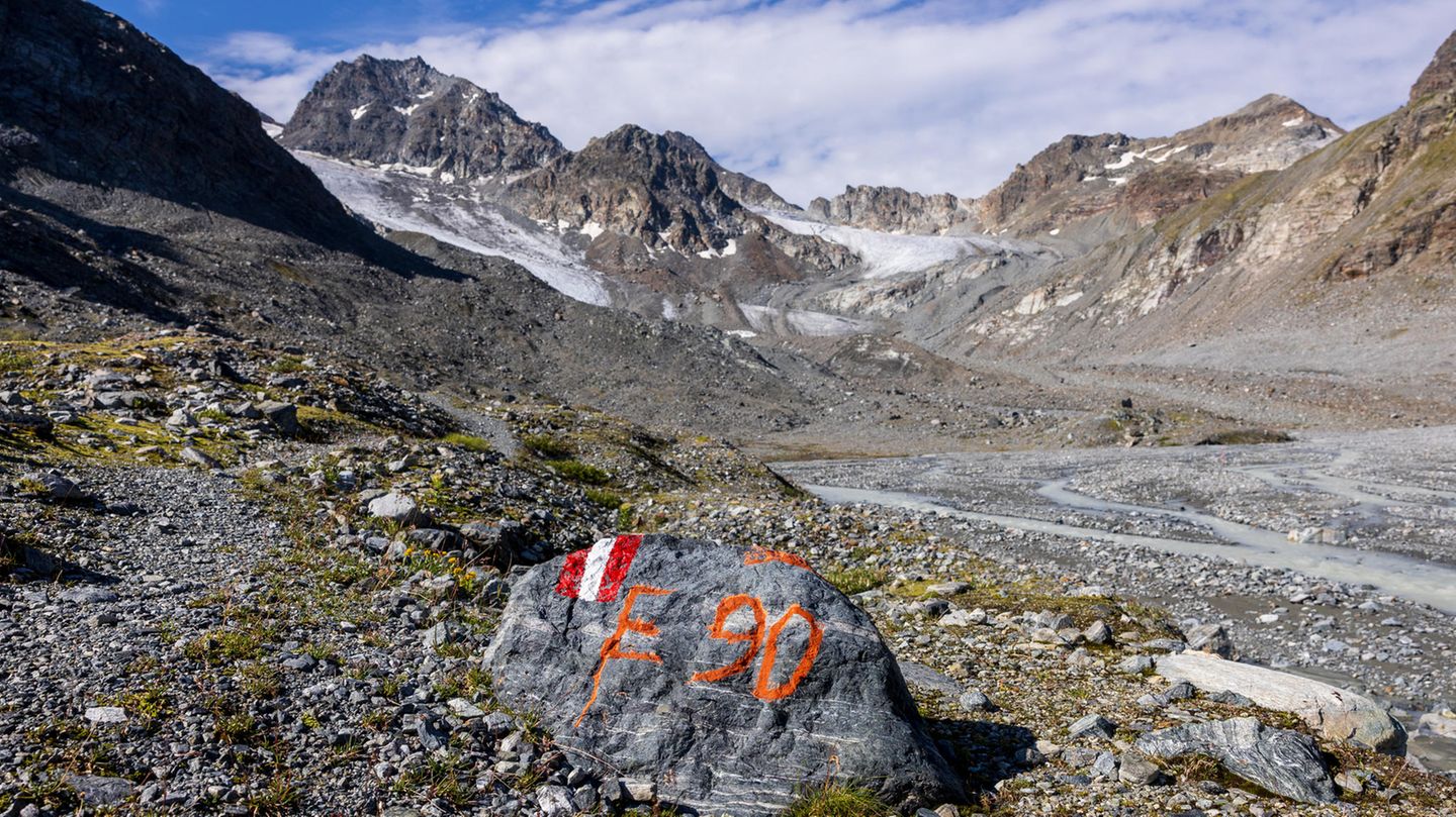 Eine Folge des Klimawandels: Der einst massive Eiskörper des Tiroler Jamtalgletschers ist bis auf einen kläglichen Rest zusammengeschmolzen