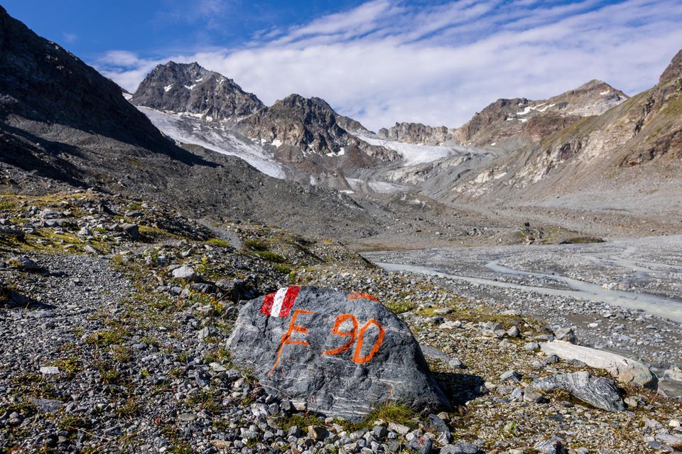 Eine Folge des Klimawandels: Der einst massive Eiskörper des Tiroler Jamtalgletschers ist bis auf einen kläglichen Rest zusammengeschmolzen