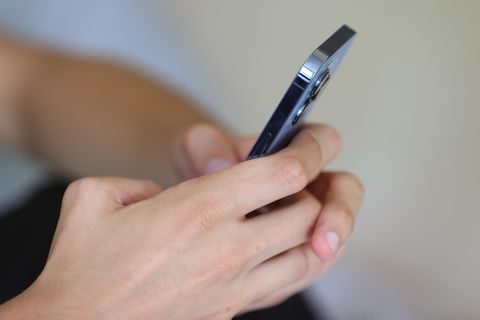 Zwei Hände halten ein Smartphone