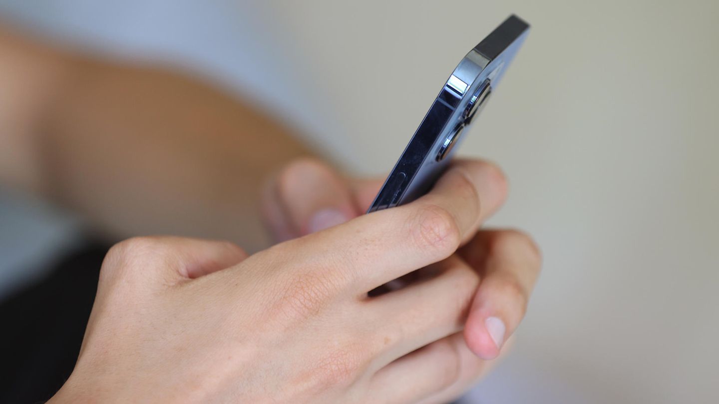 Zwei Hände halten ein Smartphone