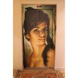 Geschlossene Aufzugtür, auf der ein Gesicht einer Frau mit 60ies-Frisur prangt.