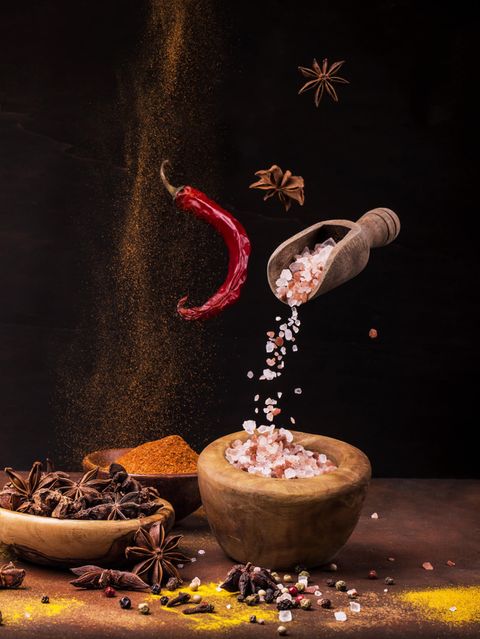 Tisch voller Gewürze