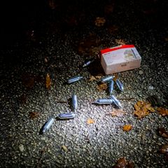 Lachgaskartuschen liegen auf einer Straße