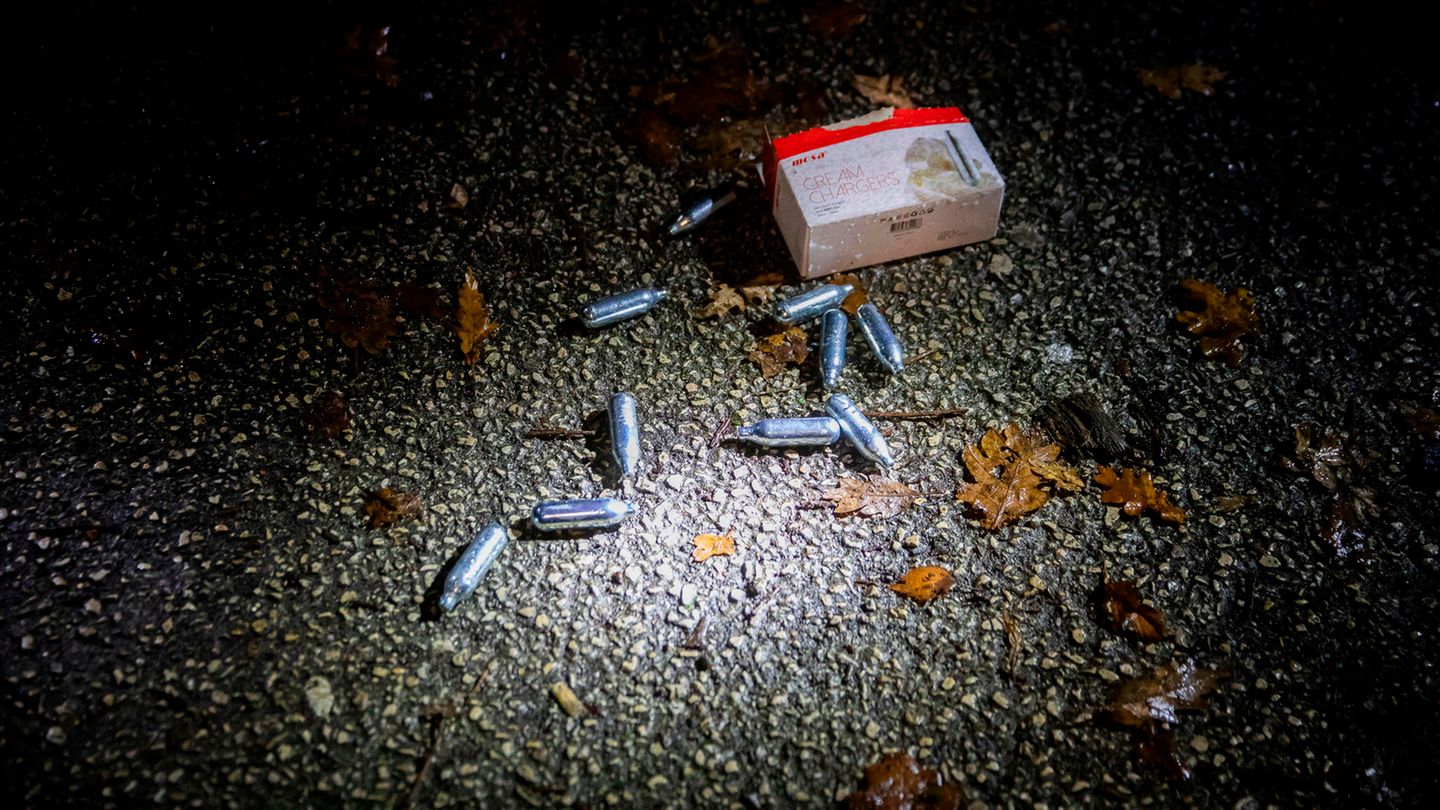 Lachgaskartuschen liegen auf einer Straße