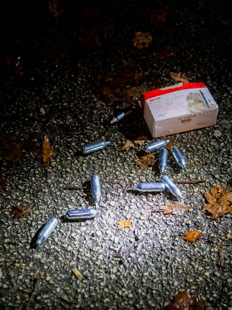 Lachgaskartuschen liegen auf einer Straße