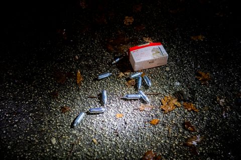 Lachgaskartuschen liegen auf einer Straße