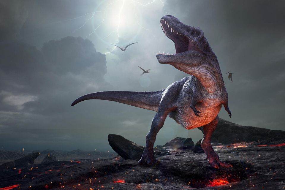 Rendering von Tyrannosaurus Rex und Flugsauriern vor verhangenem Himmel mit Blitzen