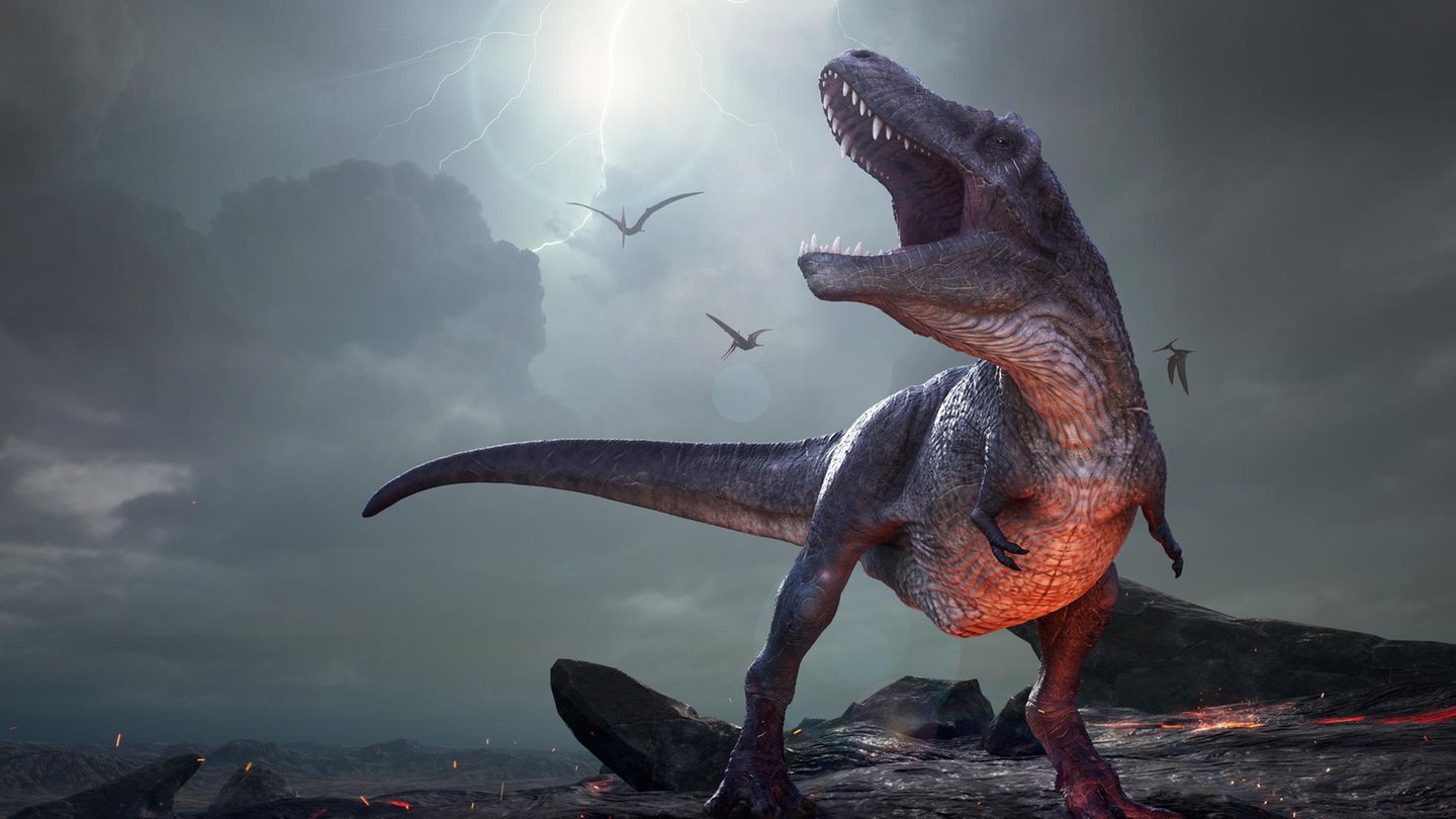 Rendering von Tyrannosaurus Rex und Flugsauriern vor verhangenem Himmel mit Blitzen