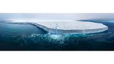 Im Svalbard-Archipel, Norwegen, fotografierte der kanadische Fotograf Thomas Vijayan die Austfonna Ice Cap. Die drittgrößte Eiskappe der Welt bedeckt etwa 8000 Quadratkilometer. Und schmilzt aufgrund der globalen Erwärmung in alarmierendem Tempo  Mehr über den Wettbewerb Nature TTL und alle Gewinnerbilder: www.naturettl.com