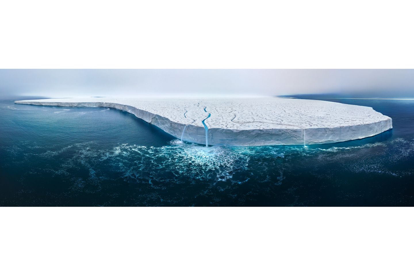 Gesamtsieger: Schmelzender Eisschild Im Svalbard-Archipel, Norwegen, fotografierte der kanadische Fotograf Thomas Vijayan die Austfonna Ice Cap. Die drittgrößte Eiskappe der Welt bedeckt etwa 8000 Quadratkilometer. Und schmilzt aufgrund der globalen Erwärmung in alarmierendem Tempo Mehr über den Wettbewerb Nature TTL und alle Gewinnerbilder: www.naturettl.com