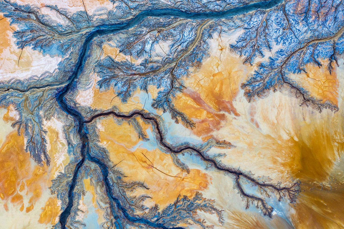 Wie getrocknete Ölfarbe auf einer Palette mutet dieses Foto eines Rinnsals des Rio Tinto in Spanien an. Eine Drohnenaufnahme des deutschen Fotografen Florian Smit