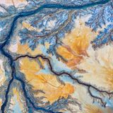 Wie getrocknete Ölfarbe auf einer Palette mutet dieses Foto eines Rinnsals des Rio Tinto in Spanien an. Eine Drohnenaufnahme des deutschen Fotografen Florian Smit