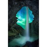 Von einer isländischen Höhle aus, mit Blickrichtung Süden, fotografierte der französische Fotograf Josselin Cornou ein Nordlicht. Ein seltener Moment, denn das Phänomen zeigt sich in der Regel in der entgegengesetzten Himmelsrichtung. Zusätzliche Dynamik erhält das Bild durch einen das Bild teilenden Wasserfall