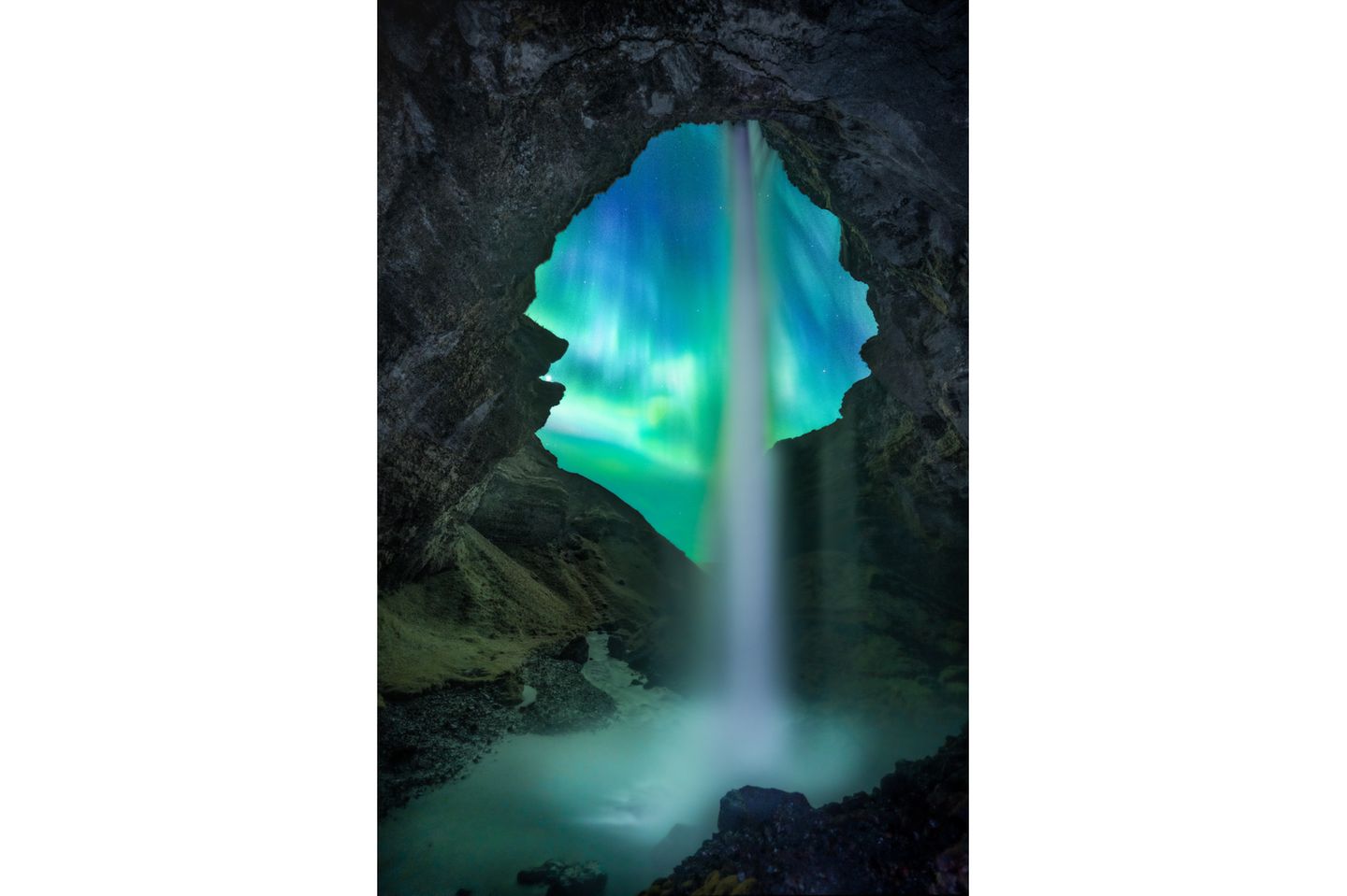 Von einer isländischen Höhle aus, mit Blickrichtung Süden, fotografierte der französische Fotograf Josselin Cornou ein Nordlicht. Ein seltener Moment, denn das Phänomen zeigt sich in der Regel in der entgegengesetzten Himmelsrichtung. Zusätzliche Dynamik erhält das Bild durch einen das Bild teilenden Wasserfall