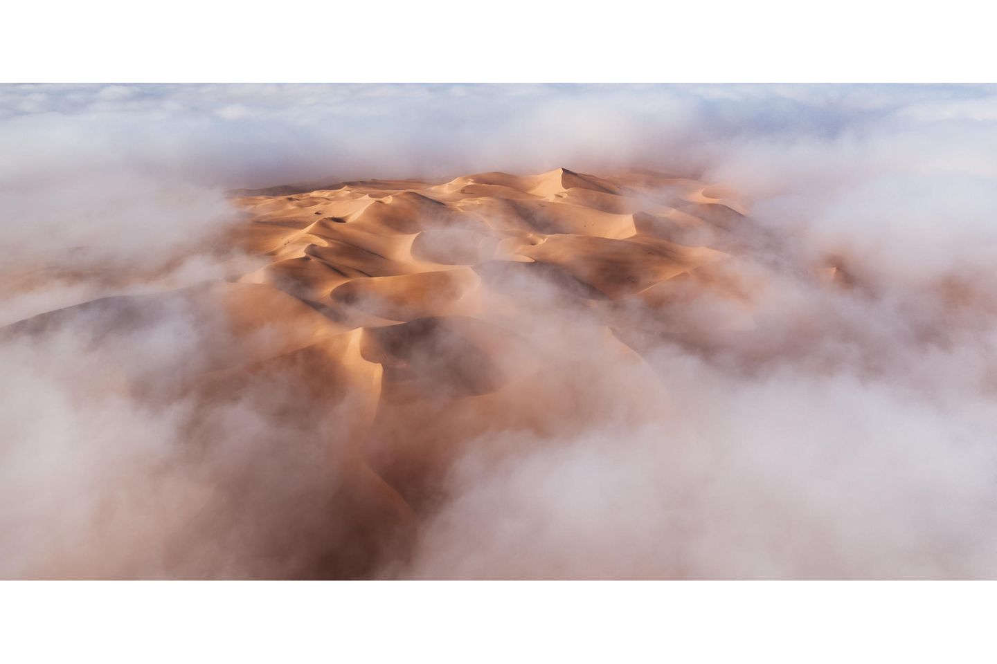 Gewinner "Aerial Image": "Above the Clouds" von Spencer Cox Luftbild einer vernebelten Wüstenlandschaft
