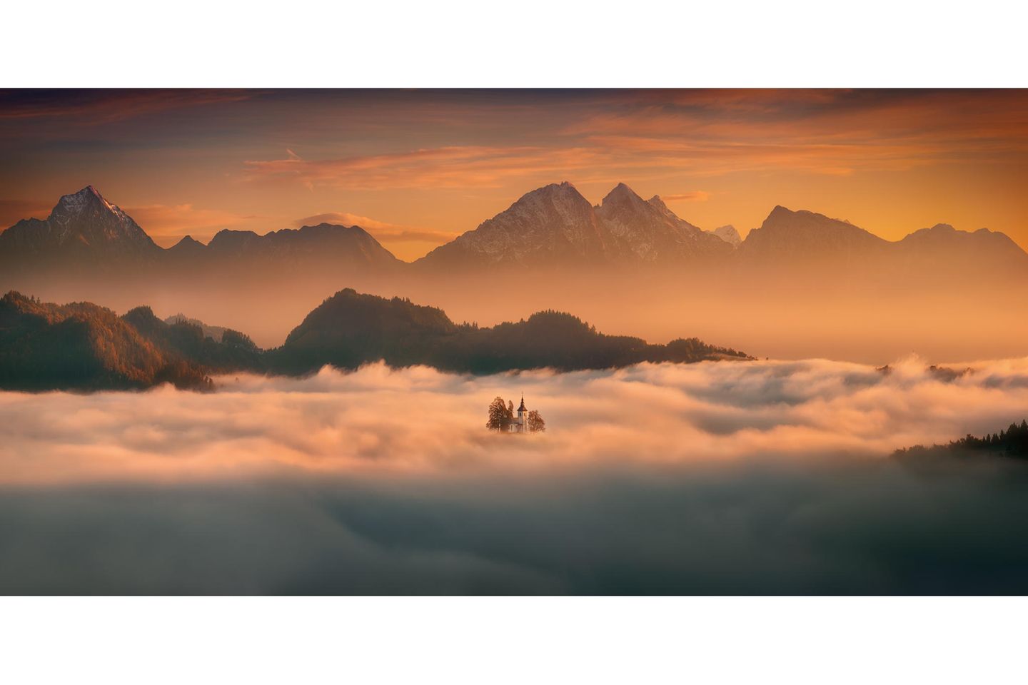 Gewinner "Curator's Award": "Church" von Krzysztof Browko Landschaftsbild einer aus dem Nebel ragenden Kirche