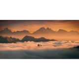 Landschaftsbild einer aus dem Nebel ragenden Kirche