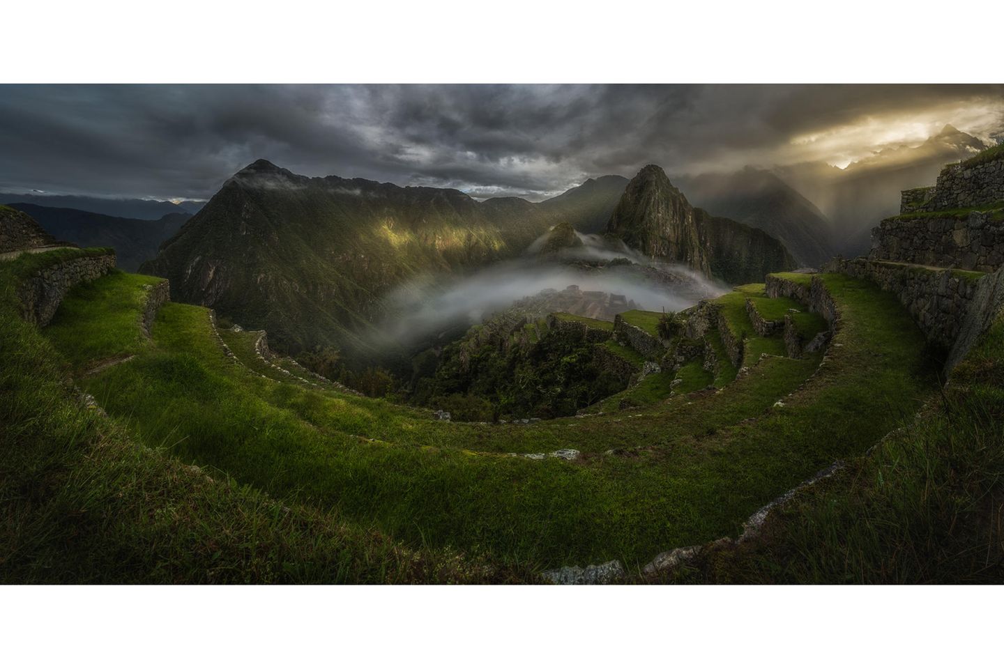 2. Platz "Amateur" und "Gebaute Umwelt": "Mystical Inca', Perú" von Hung Chang Lin Panorama Ansicht einer Berglandschaft