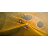 Luftbild eines Fischers mit Boot und Netz