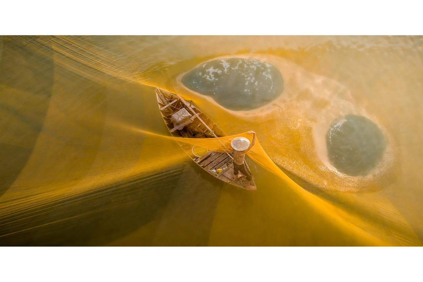 Gewinnerin "RAW Planet": "Yellow Net 1" von Teo Chin Long Luftbild eines Fischers mit Boot und Netz
