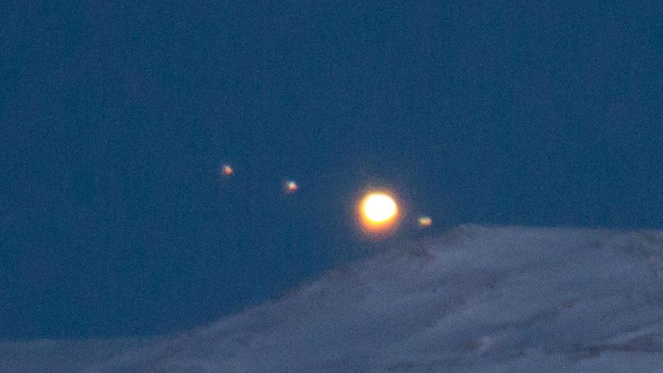 Jupiter am Nachthimmel mit drei Monden